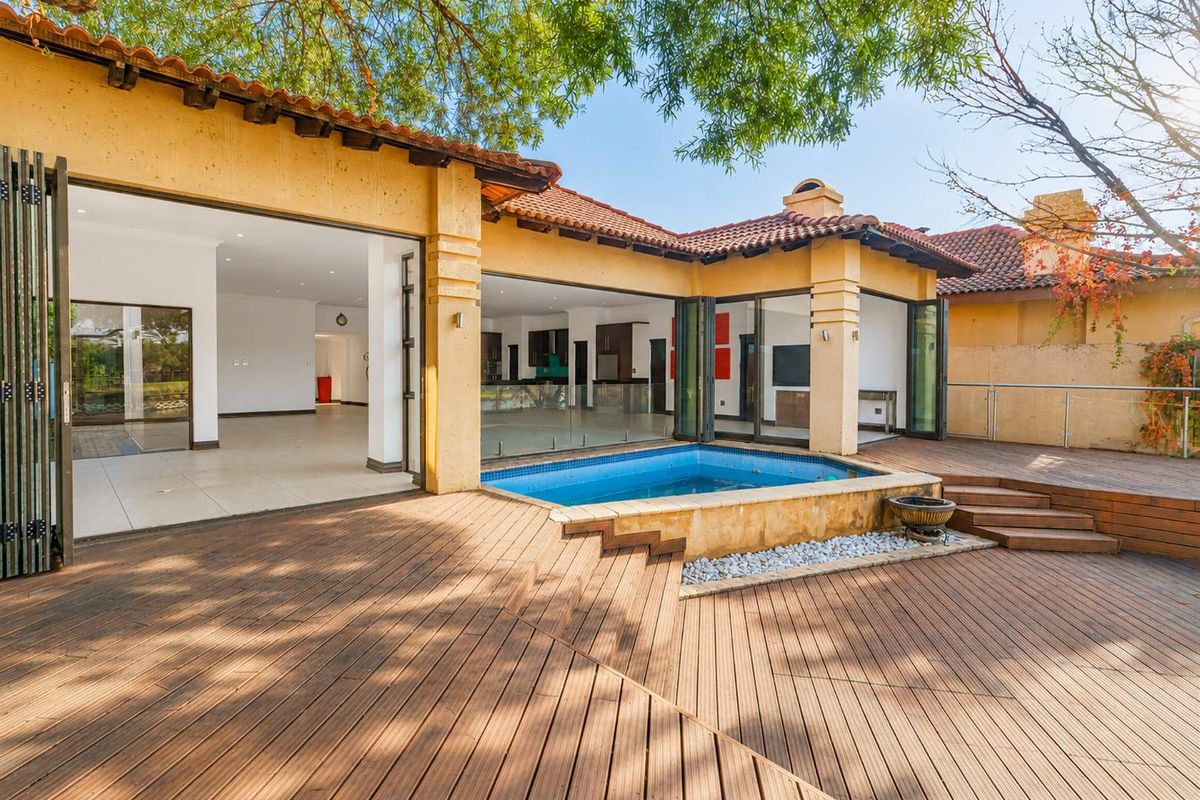 Beautiful Open-Plan Family Home on Internal Lake - Photo 4