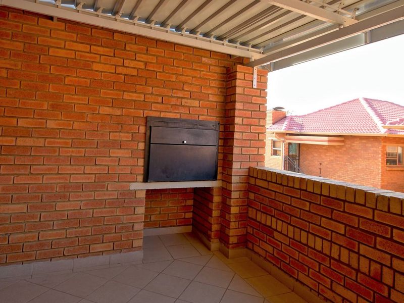 Prime Location! Modern Apartment with 24/7 Security! - Photo 8