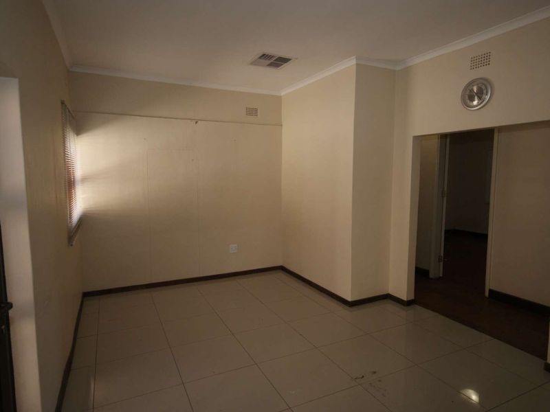 Spacious Office Accommodation - Photo 7