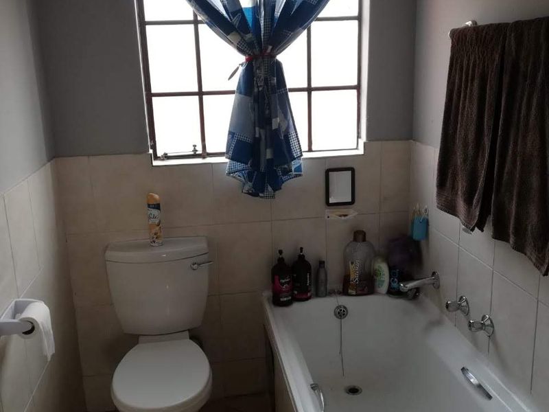 Move-In Ready Dream Home: Perfect for Families and Pet Lovers! - Photo 10