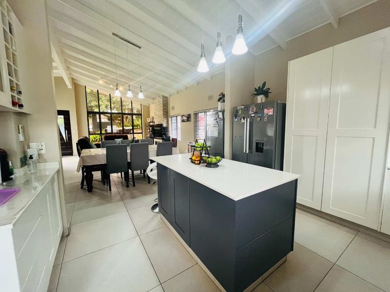 Hendra : A Rare Find: Dual Garages, Cottage, Pool & Pure Luxury - Photo 5