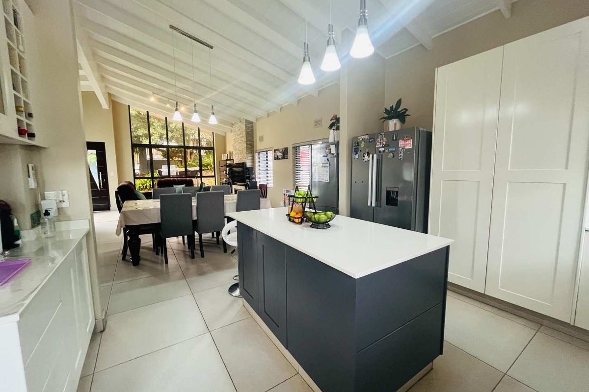 Hendra : A Rare Find: Dual Garages, Cottage, Pool & Pure Luxury - Photo 5