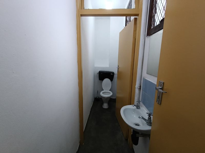 NEWLY REFURBISHED INDUSTRIAL UNIT WITH SMALL YARD TO LET – 399m2 - Photo 4