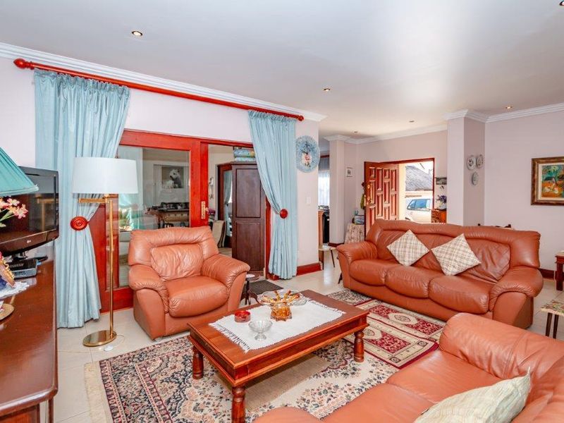 Centrally Located Gem: Luxury and Convenience Combined! - Photo 3