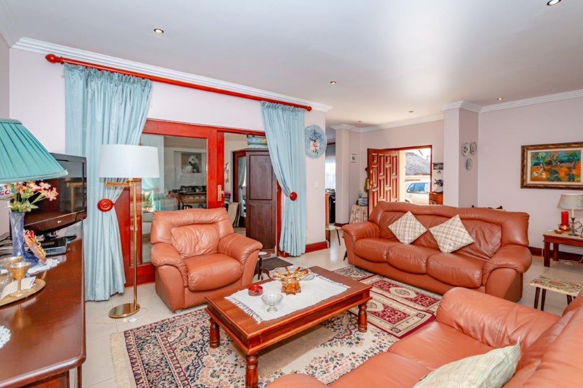 Centrally Located Gem: Luxury and Convenience Combined! - Photo 3