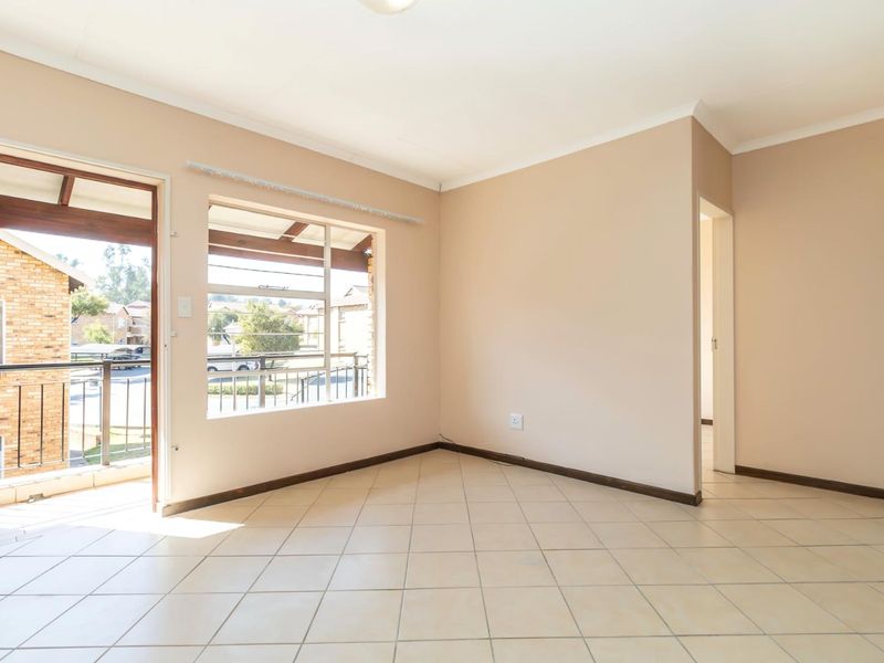 Spacious 2-Bedroom Apartment with Balcony & Amenities to Rent in Honeypark - Photo 3