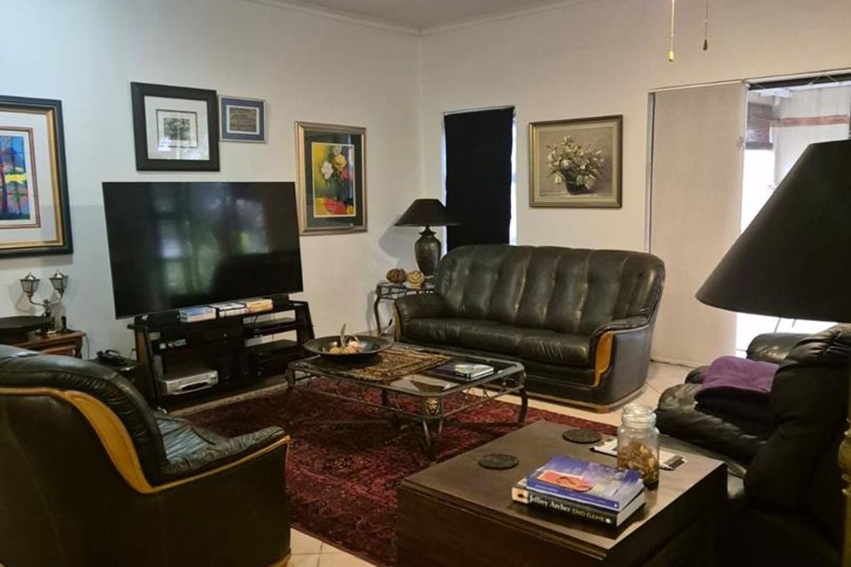 UPMARKET HOME FOR SALE IN THE RETREAT RETIREMENT ESTATE PRETORIA EAST - Photo 3