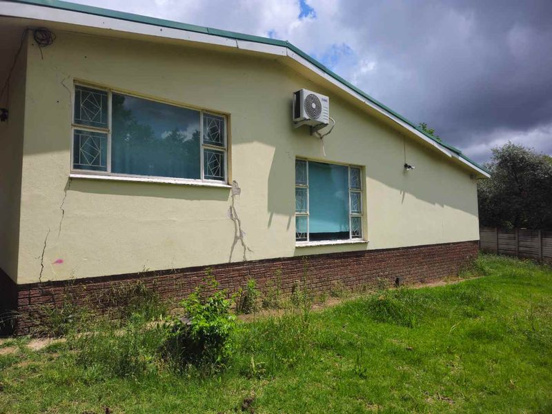 **Spacious 4-Bedroom Property with Immense Potential** - Photo 3