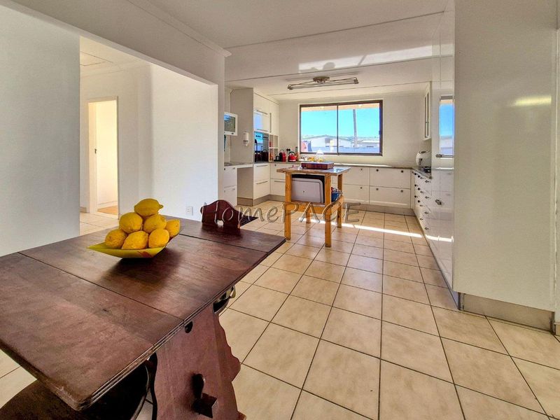 Meersig, Walvis Bay:  Attractive VERY NEAT 5 Bedr home with Flat is for Sale - Photo 10
