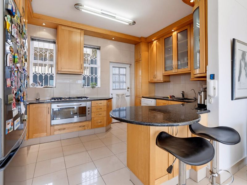 Ocean Views, Rooftop Entertaining & Secure Living in the Heart of Sea Point - Photo 4