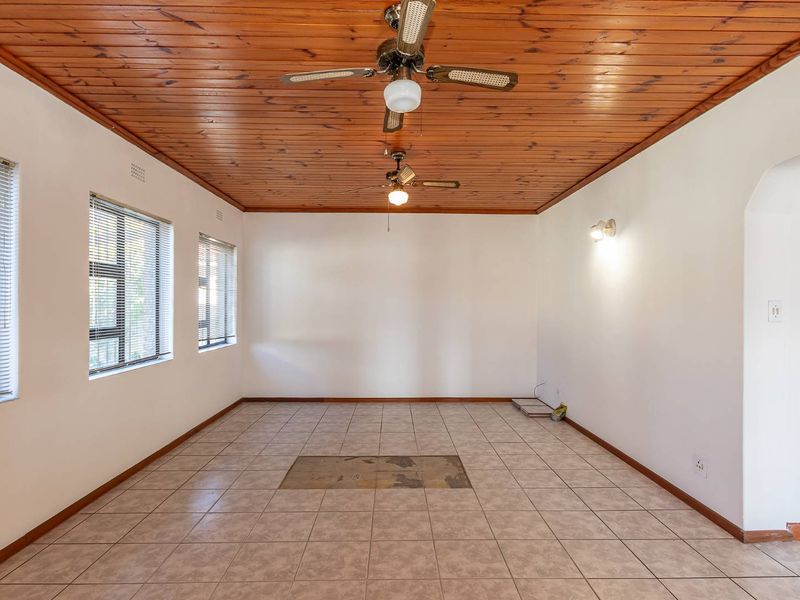 Charming  facebrick 3 bed family home with Granny Flat and Entertainers Delight. - Photo 8