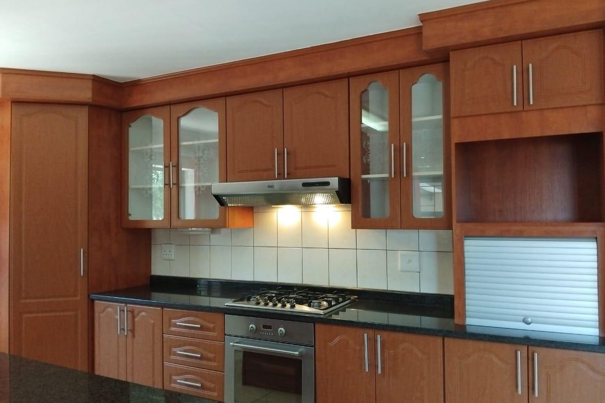 Exceptional Family Home with Stunning Views and Modern Comforts on the Garden Route - Photo 3