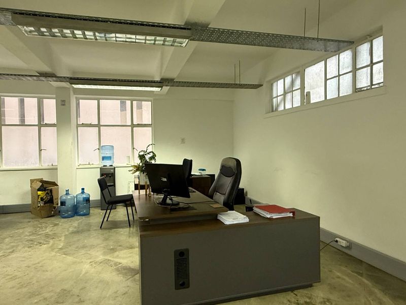 Neat White Boxed office to let in Cape Town CBD - Photo 5