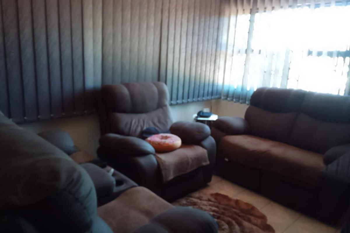 Cozy 3-Bedroom Home with Carport, Satellite Dish, and Comfortable Living Spaces - Photo 5