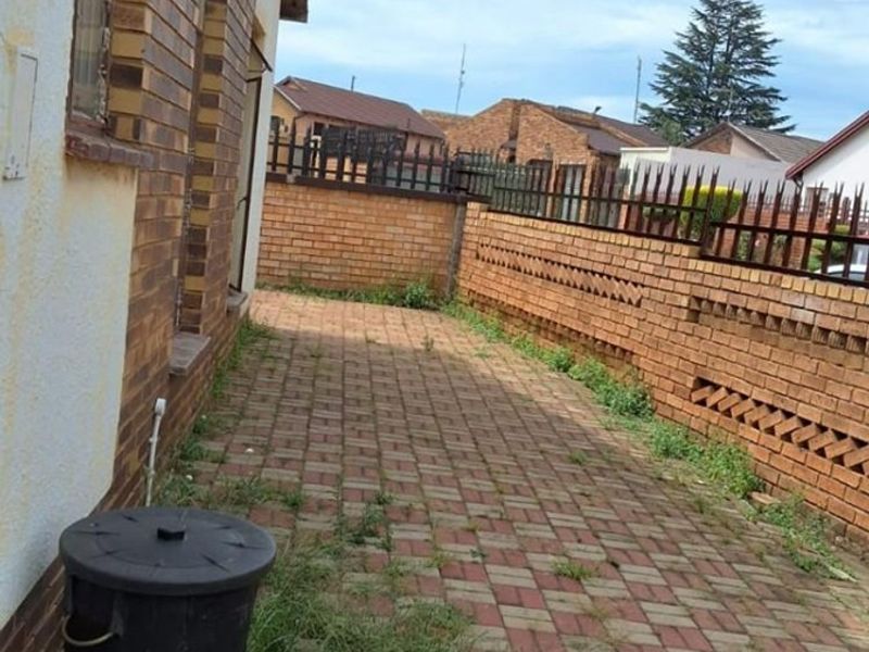 House For Sale in Daveyton, Benoni - Photo 8
