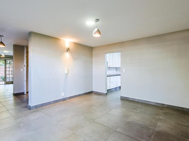 Gourmet Living - Modern Open-Plan Home in a Prestigious Suburb - Photo 5