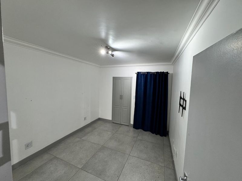 Elegant Lakefield Living: Ground Floor Gem Awaits! - Photo 9