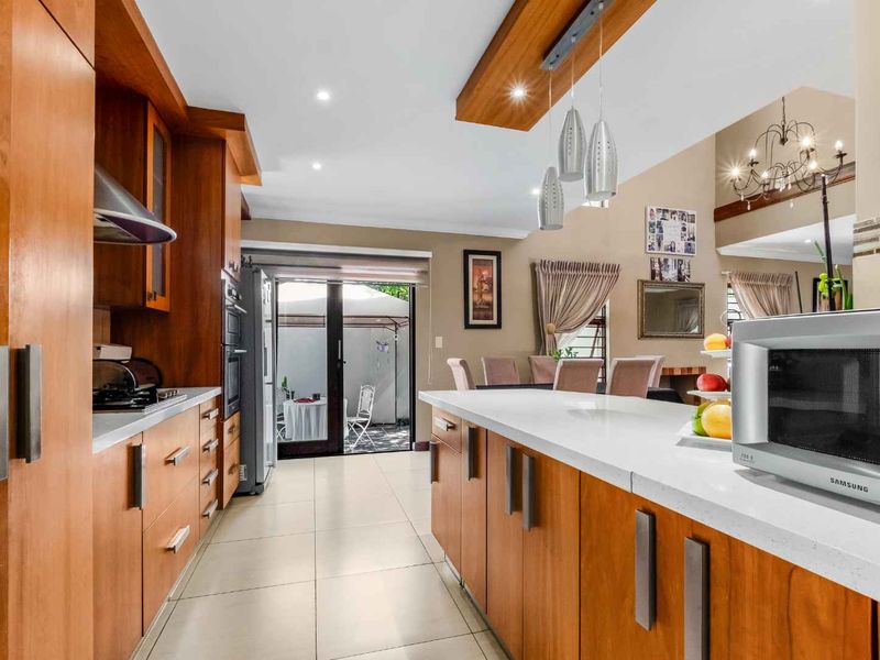 STYLISH AND CLASSY - TRIPLE STOREY UNIT, IN A QUIET POSITION OFFERING PLENTY OF SPACE. - Photo 9