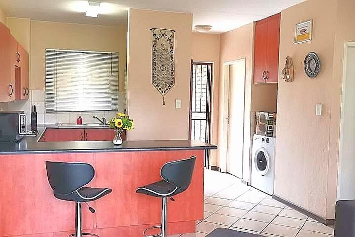 Wow well sized ground floor apartment in a well maintained complex in Honeydew. - Photo 3