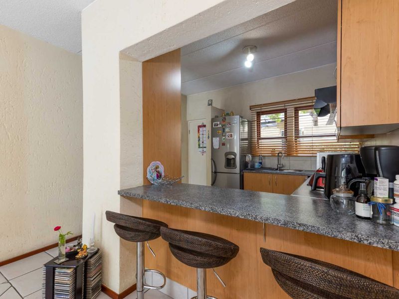 ESCAPE TO TRANQUILITY: YOUR DREAM 2 BEDROOM GAREDEN APARTMENT IN SUNNINGHILL’S VIA VERCELLI ESTATE - Photo 7