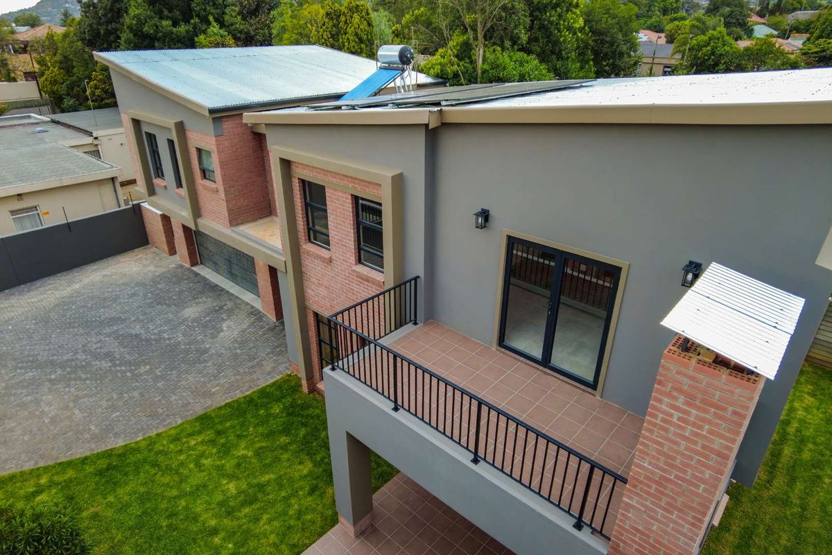 3 Bedroom Modern Home with Solar in Secure Complex - Photo 3