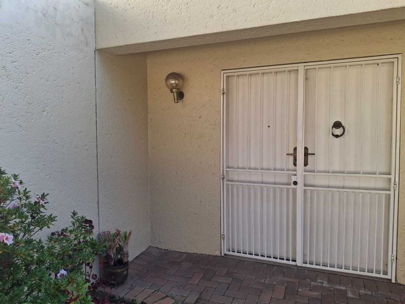 A GORGEOUS TWO BEDROOM SIMPLEX - Photo 9
