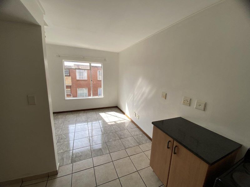 Modern and Secure One-Bedroom Loft Apartment - Photo 2