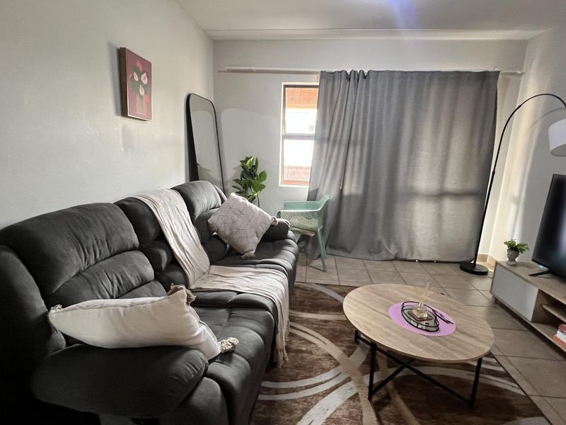 Family-Friendly Living: Kids' Play Area Included!" - Photo 6