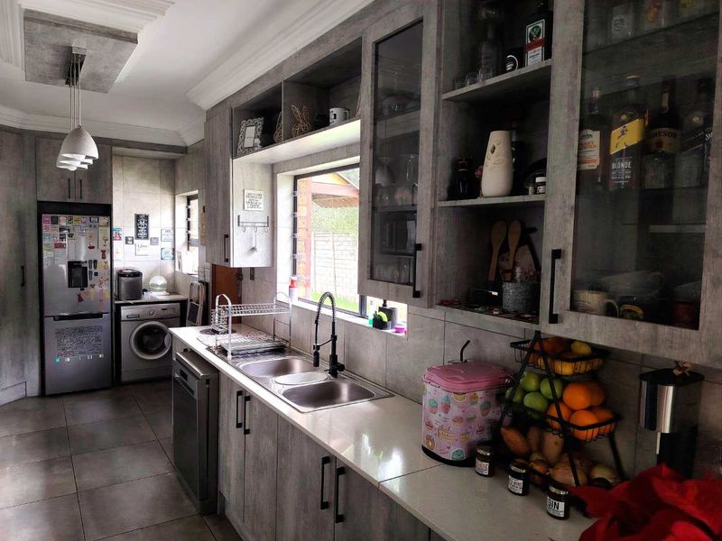 Beautiful Facebrick Family Home in Sought-After Pomona, Kempton Park - Photo 6