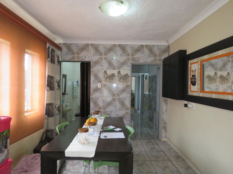 Spacious Family Home with a Separate 2-Bedroom Flatlet - Photo 10