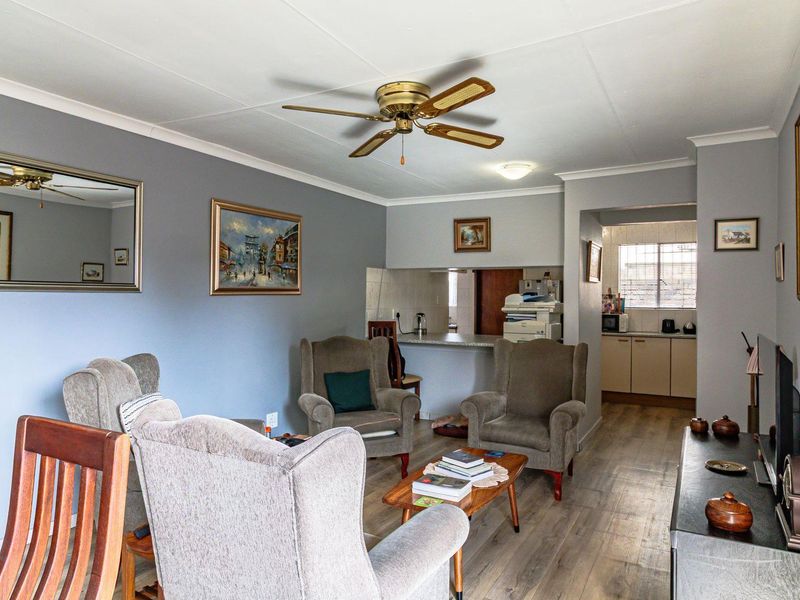 Charming 2 Bedroom, 2 Bathroom, Low-Maintenance Townhouse in Secure Complex - Photo 6