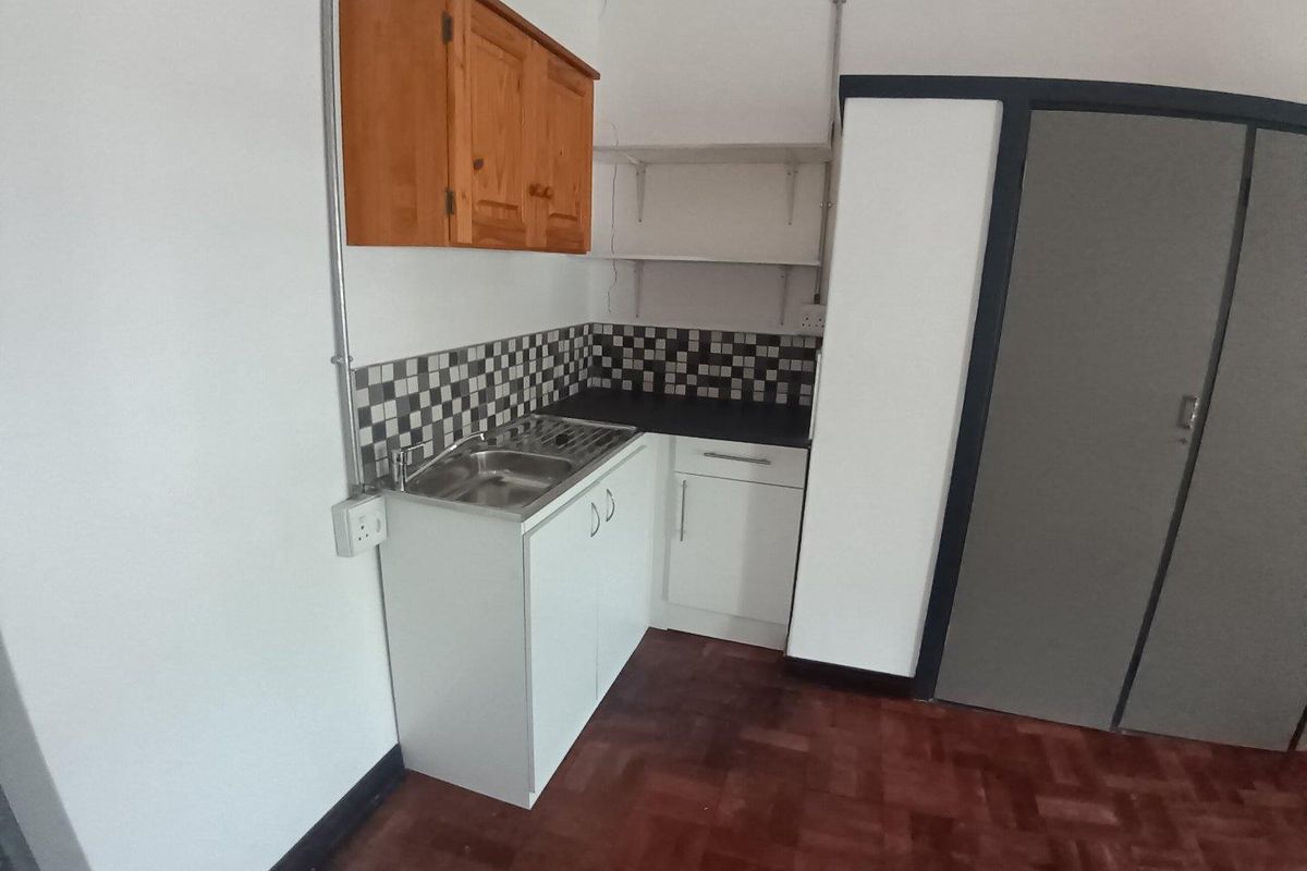 BACHELOR APARTMENT - Photo 5