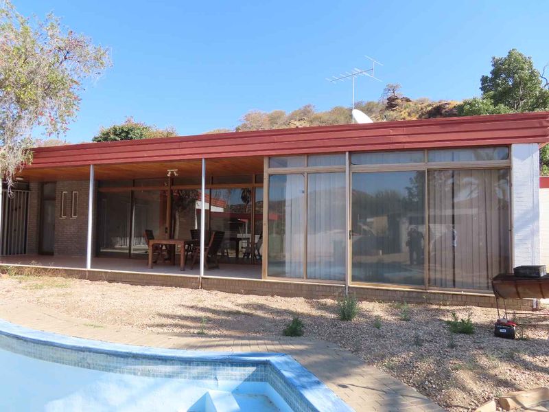 In the heart of Klein Windhoek but needing attention - Photo 2