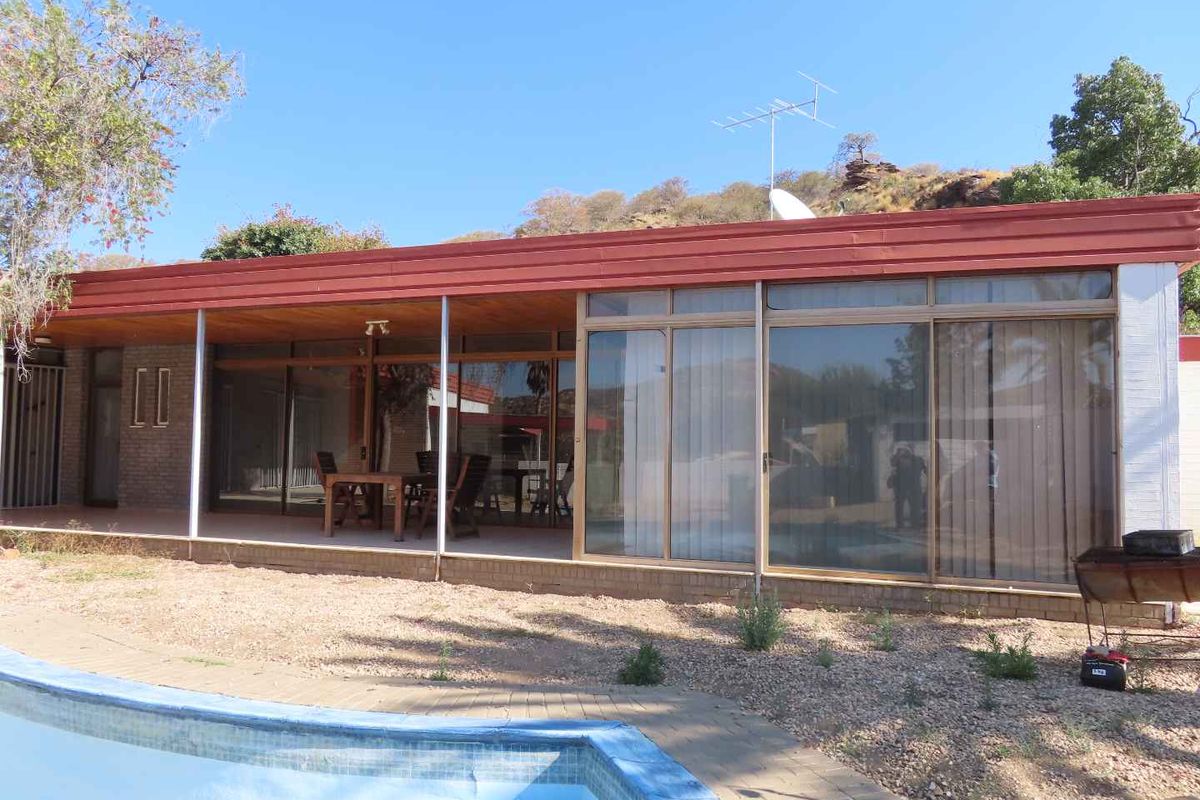 In the heart of Klein Windhoek but needing attention - Photo 2