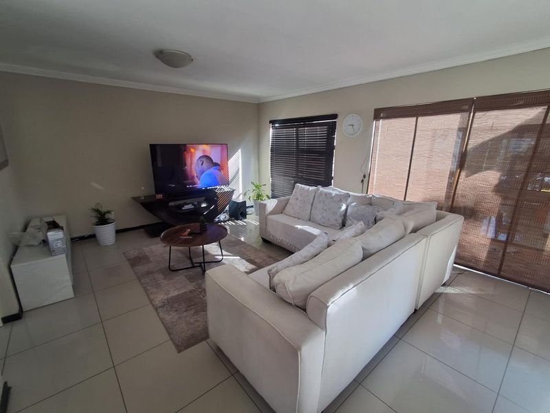 LUXURY, SECURITY AND STYLE IN DISTINGUISHED BASSONIA ROCK ESTATE - Photo 4