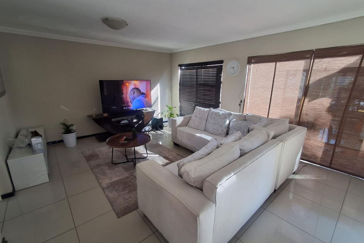 LUXURY, SECURITY AND STYLE IN DISTINGUISHED BASSONIA ROCK ESTATE - Photo 4