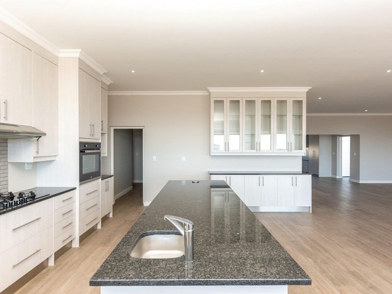 4 Bedroom House in Upmarket, Myburgh Park - Photo 4