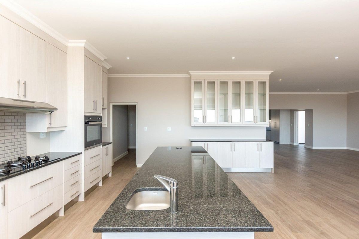 4 Bedroom House in Upmarket, Myburgh Park - Photo 4