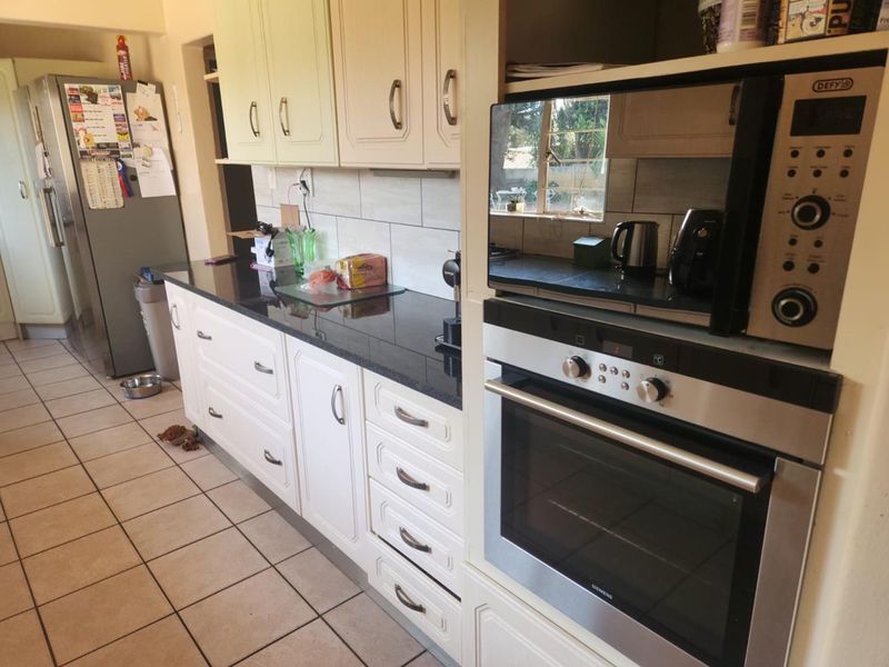 Exceptional Family Home in Enclosed Area with a two Bedroom Flat - Photo 3