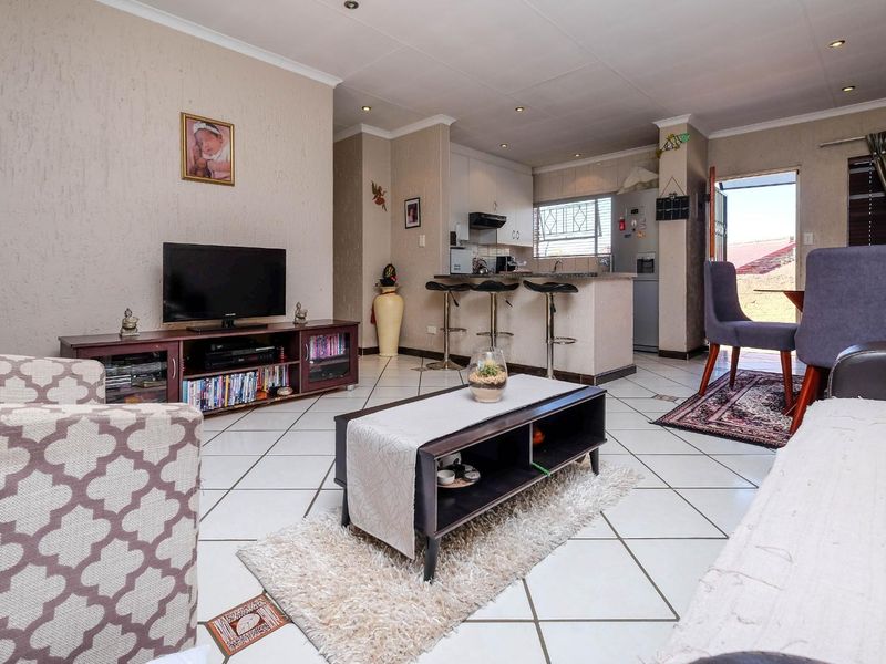 Lovely 3 Bedroom/2 Bathroom Simplex with Double Garage! - Photo 7