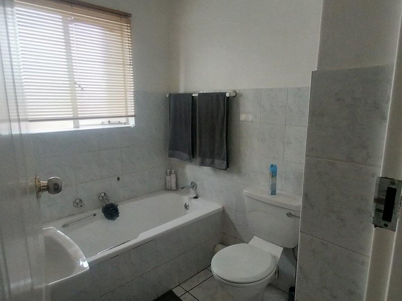 secure and neat top floor townhouse - Photo 7