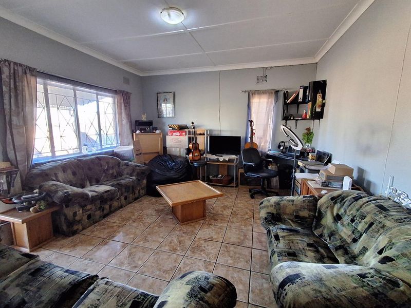 3-Bedroom Family Home with Swimming Pool, Garage & Secure Pet-Friendly Garden - Photo 5