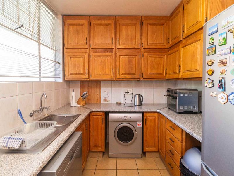 3 BEDROOM GROUND FLOOR FLAT - Photo 4