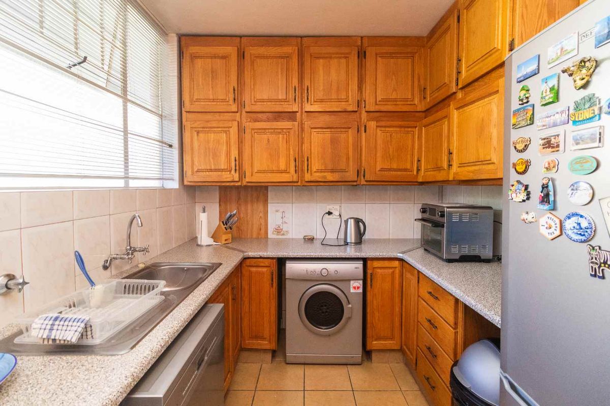 3 BEDROOM GROUND FLOOR FLAT - Photo 4