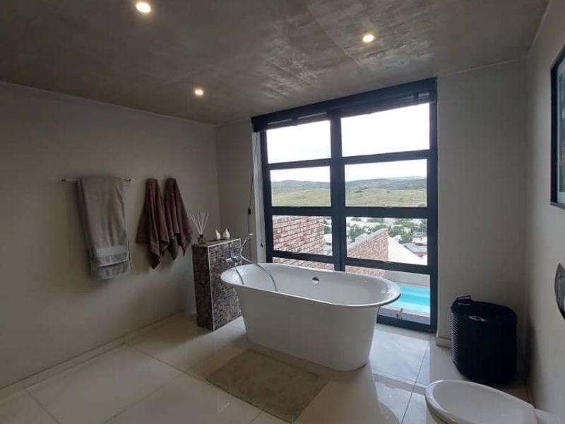 SPACIOUS LUXURY TOWNHOUSE FOR THE EXECUTIVE - Photo 2