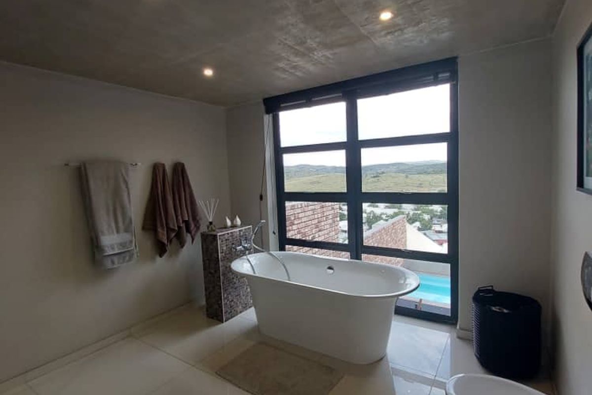 SPACIOUS LUXURY TOWNHOUSE FOR THE EXECUTIVE - Photo 2