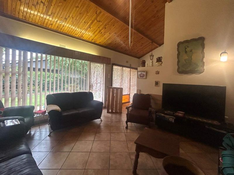 Spacious, Secure & Full of Charm - A Perfect Family Retreat - Photo 6