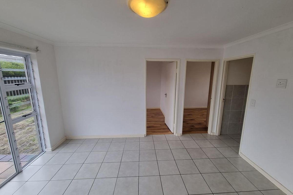 Unfurnished Two Bedroom Ground Floor Apartment To Rent in Muizenberg - Photo 4