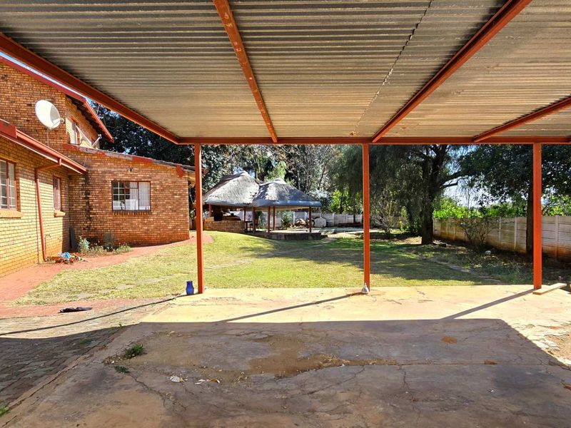 Secure, Spacious 5-Bedroom Home with 2 Flatlets, Garden, Pool & More - Photo 6