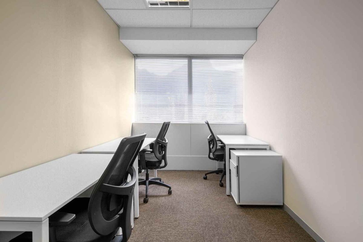 Tailor-made dream offices for 3 persons in Spaces Sunclare. - Photo 3